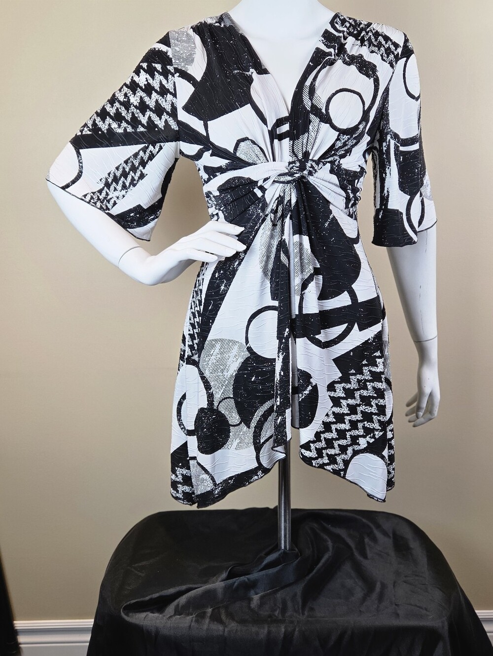 Frank Lyman B&W Geometric Ruched Top Flattering Silhouette Asymmetric Hem